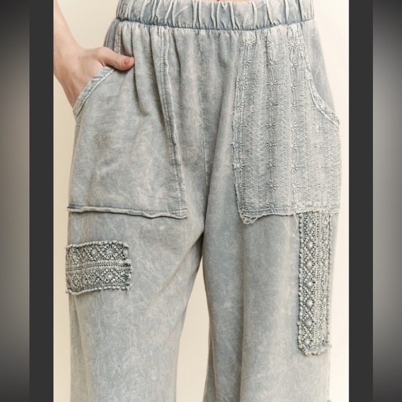 NWOT J.Her Eyelet Joggers - Picture 2 of 9